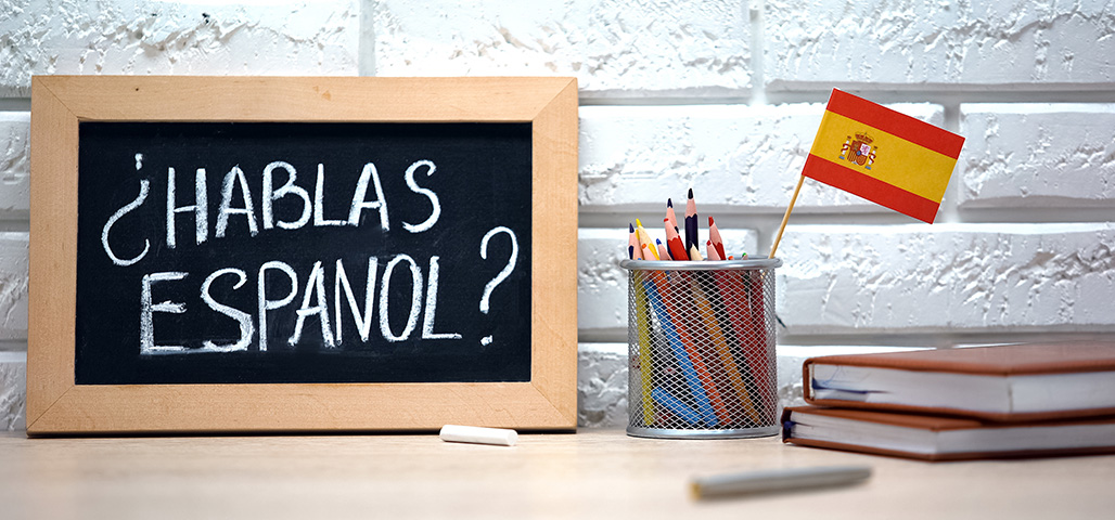 A blackboard with a question written in Spanish on it.
